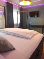 2 habitaciones, ropa de cama hipoalergénica y escritorio 