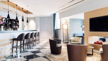 2 bars/lounges