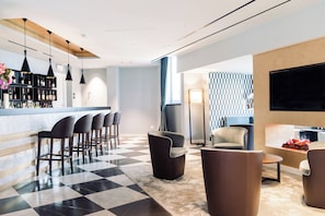2 bars/lounges