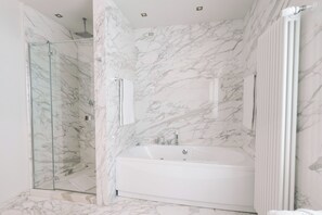 Junior Suite | Bathroom | Free toiletries, hair dryer, slippers, bidet - Hotel Michelangelo (Carrara)