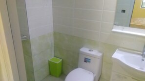 Familieværelse - bjergudsigt | Badeværelse | Bruser, hjemmesko, håndklæder