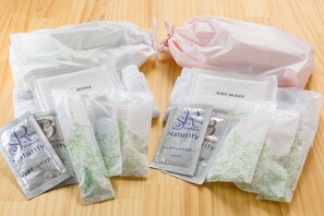 Shower, hair dryer, slippers, bidet - The Gemini Inn - Hostel (Fukuoka)