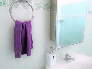 Hus (Holiday Home) | Badeværelse | Bruser, gratis toiletartikler, hjemmesko, håndklæder