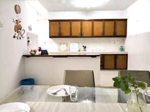 Hus (Holiday Home) | Privat tekøkken | Køleskab, mikrobølgeovn, kogeplade, køkkentøj/tallerkener/redskaber