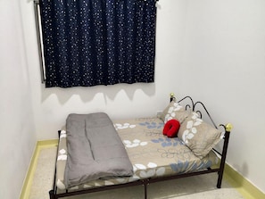 Holiday Home | 4 bedrooms, desk, soundproofing, iron/ironing board