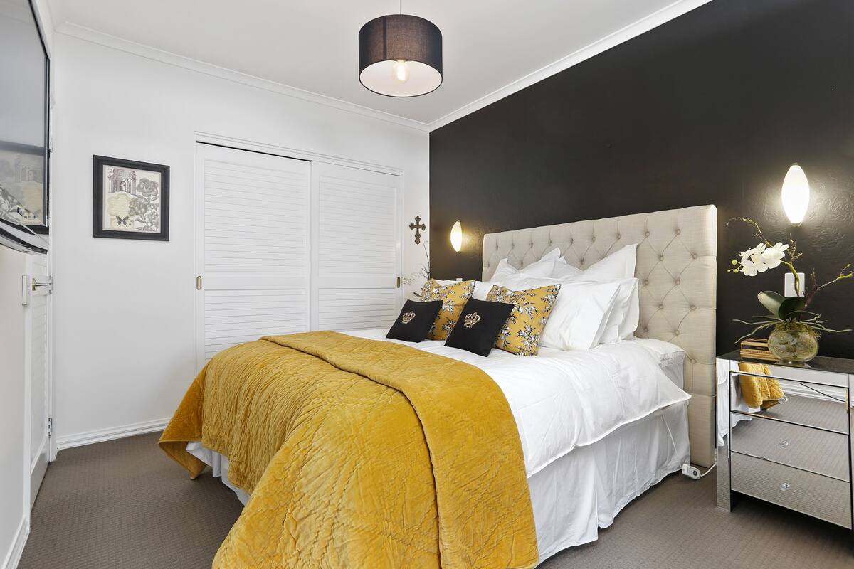 Luxury Apartment, 1 Bedroom, Balcony | Roupas de cama premium, cortinas blackout, ferros/tábuas de passar roupa