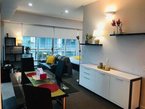 Premium Studio, 1 Queen Bed, Balcony | Salle de séjour | Téléviseur à écran plat