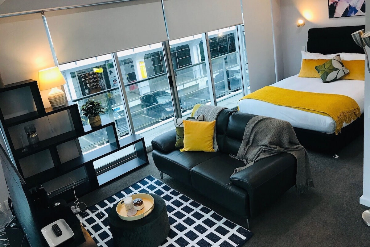 Premium Studio, 1 Queen Bed, Balcony | Roupas de cama premium, cortinas blackout, ferros/tábuas de passar roupa
