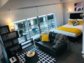 Premium Studio, 1 Queen Bed, Balcony | 高級寢具、獨特設計、獨特裝修、遮光窗簾/窗簾