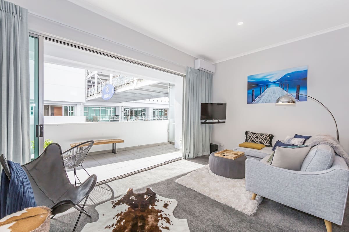 Superior Apartment, Multiple Beds, Balcony | Roupas de cama premium, cortinas blackout, ferros/tábuas de passar roupa