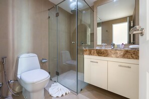 One Bedroom Apartment | Kylpyhuoneen suihku