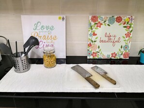 Holiday Home | Private kitchenette | Fridge, microwave, stovetop, cookware/dishes/utensils - MUHOME Party Garden House (Seri Kembangan)