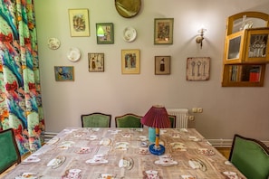 Daily continental breakfast (GEL 20 per person)