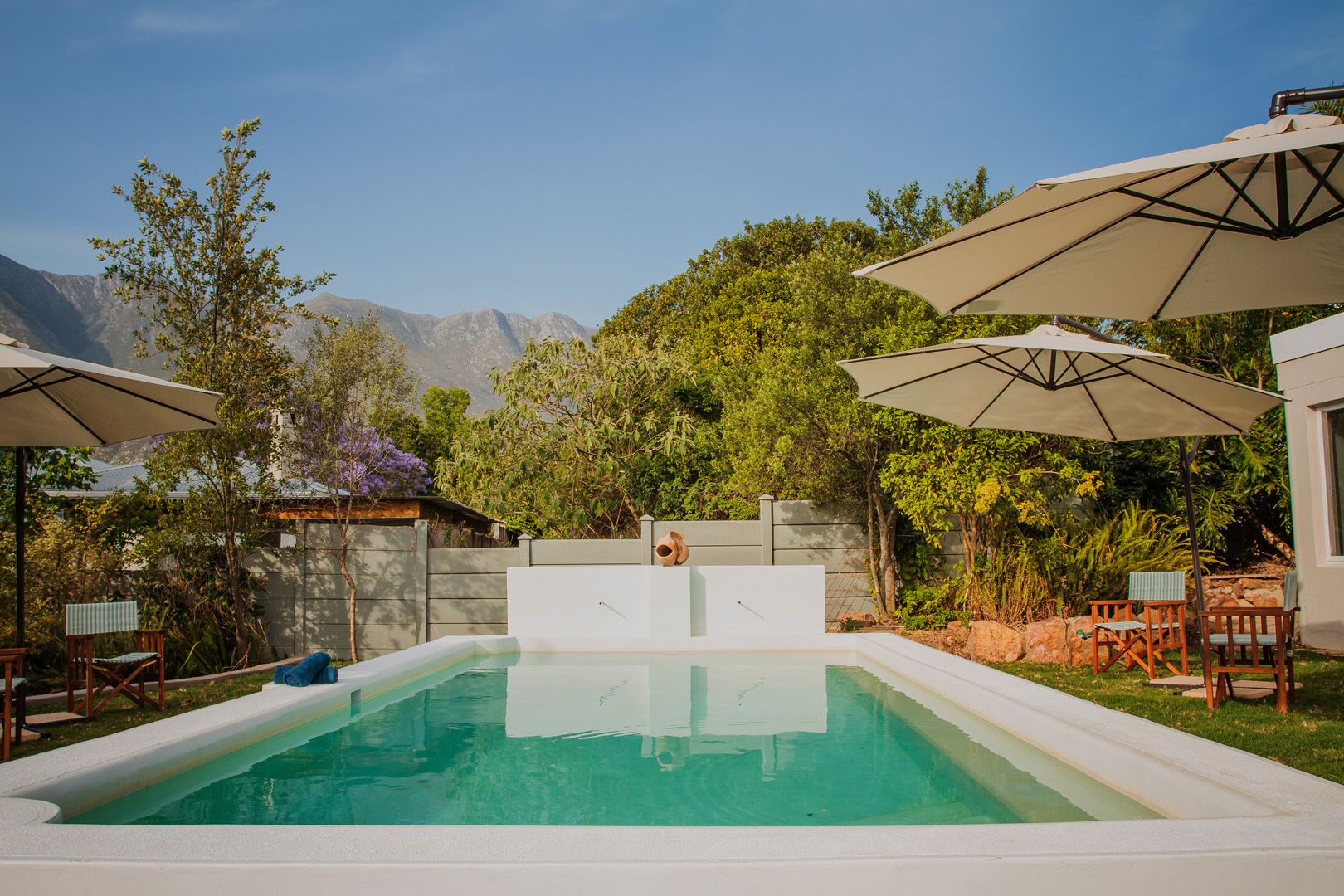 Kolam renang outdoor musiman, dengan payung kolam renang