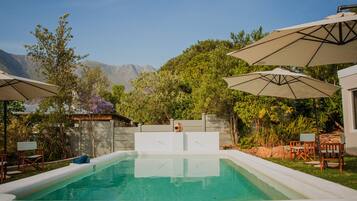 Kolam renang terbuka bermusim, payung kolam