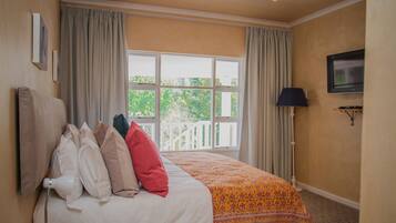 Double or Twin Room, Mountain View | Meja, langsir/tirai gelap terus, seterika/papan seterika, Wi-fi percuma