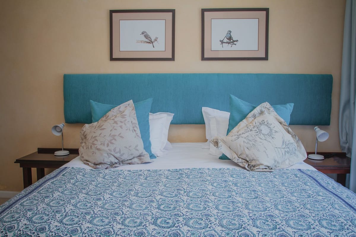 Clock Peaks | Desk, blackout drapes, iron/ironing board, free WiFi