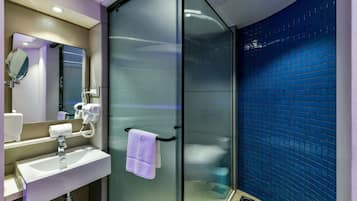 خزنة داخل الغرفة وستائر تعتيم وتجهيزات عازلة للصوت ومكواة/لوح كي