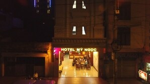 Voorkant accommodatie - avond/nacht