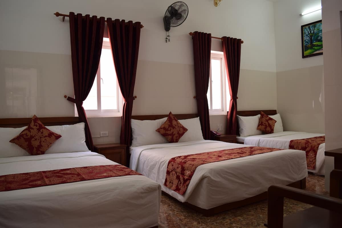 Triple Room | Minibar, in-room safe, desk, blackout drapes