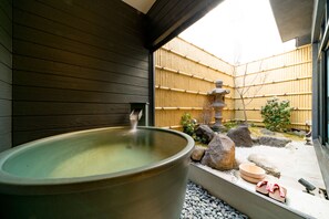Badewanne und Dusche (separat), kostenlose Toilettenartikel