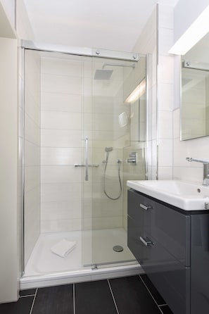 Douche, sèche-cheveux, serviettes fournies