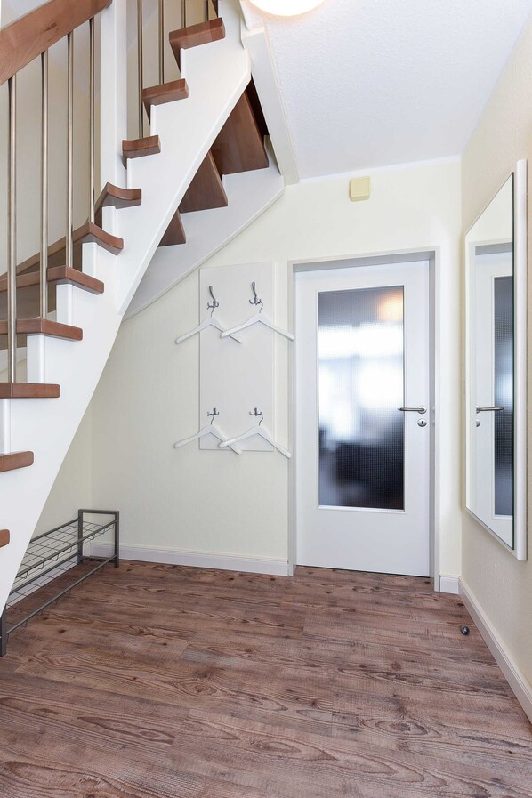 Un escalier avec des marches en bois menant à un palier.