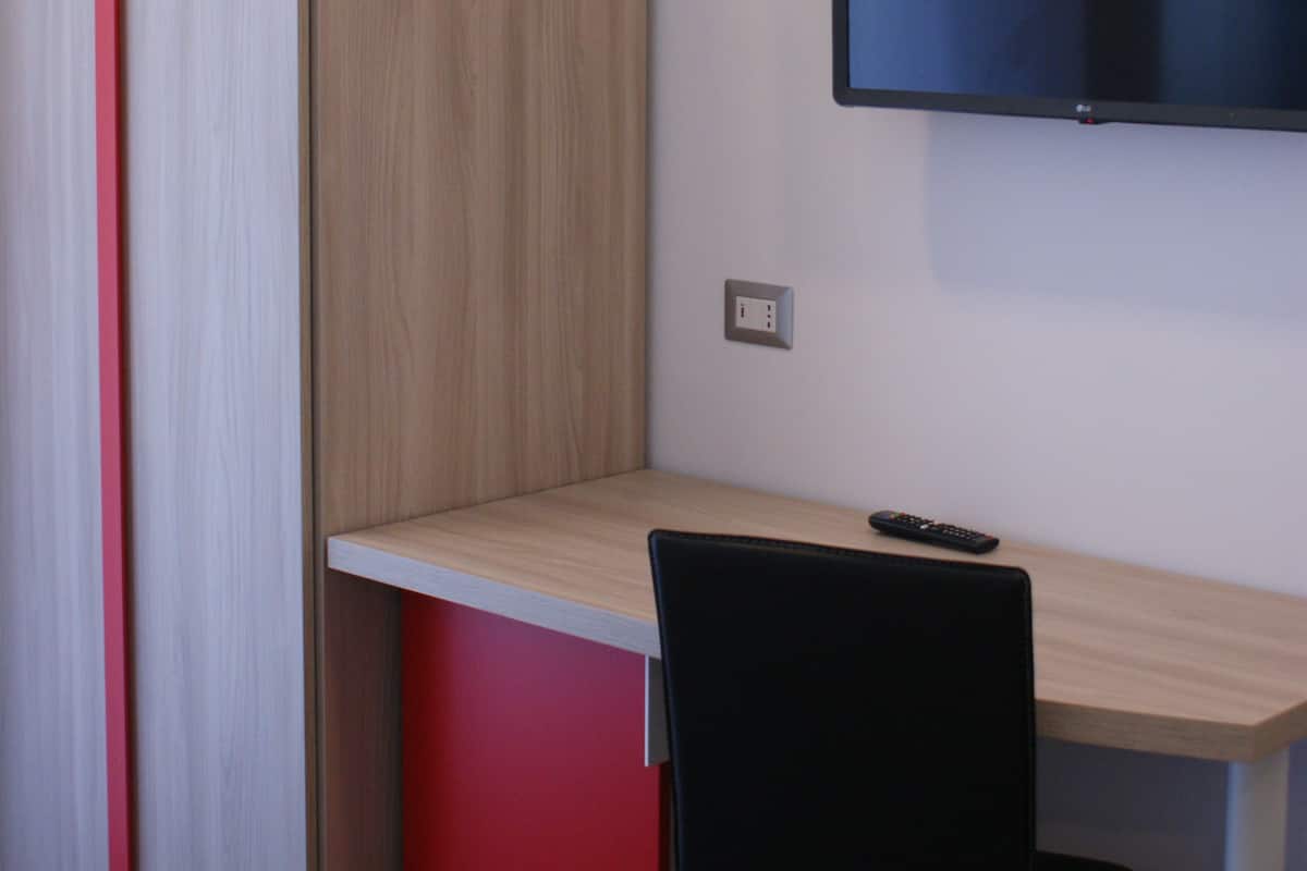 Economy Büyük Yataklı Tek Kişilik Oda, Balkon, Şehir Manzaralı (Procida) | Kaliteli yatak takımı, kuştüyü yorgan, yastık yüzeyli yatak, minibar