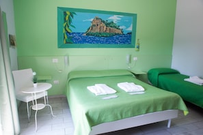 A room with a bed, a chair, and a small table. - B&B Isole (Naples)