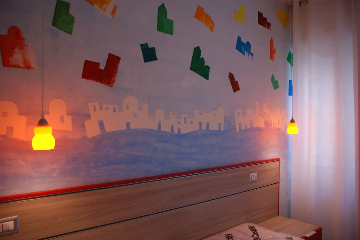 Economy Büyük Yataklı Tek Kişilik Oda, Balkon, Şehir Manzaralı (Procida) | Kaliteli yatak takımı, kuştüyü yorgan, yastık yüzeyli yatak, minibar