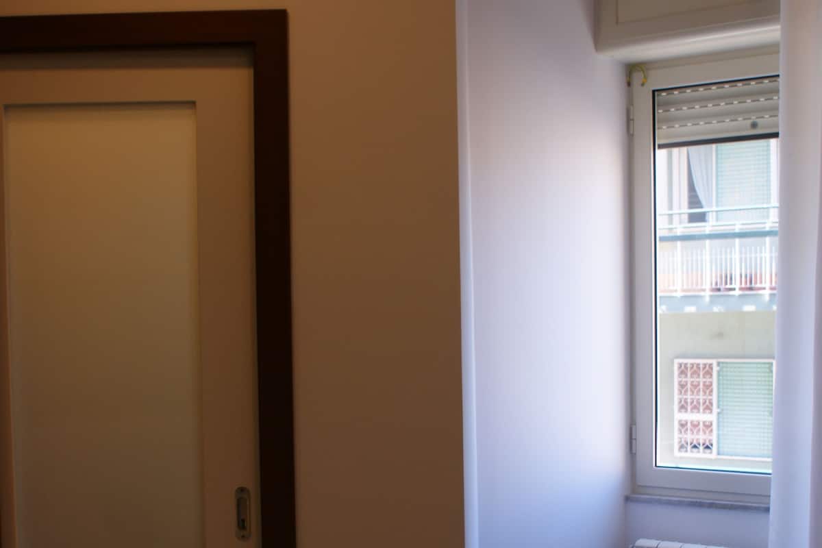 Classic Tek Büyük Yataklı Oda, Balkon, Şehir Manzaralı (Ischia) | Kaliteli yatak takımı, kuştüyü yorgan, yastık yüzeyli yatak, minibar