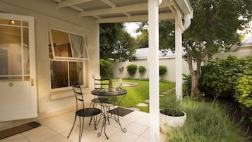 Quarto casal conforto (4) | Frigobar, cofres nos quartos, escrivaninha