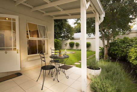 Minibar, caja de seguridad en la habitación y escritorio