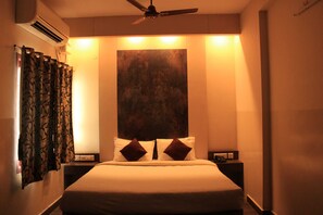 Sérhannaðar innréttingar, sérvalin húsgögn, skrifborð, hljóðeinangrun