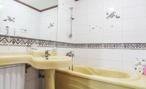 Ducha, artículos de tocador gratuitos, secador de pelo, pantuflas