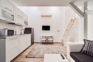 Appartamento Deluxe | Area soggiorno | TV a schermo piatto