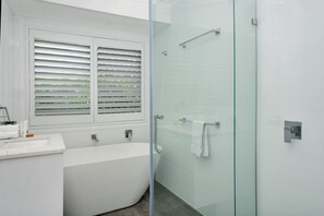 Deluxe House, 4 Bedrooms, Pool View | Bathroom - Experience a Luxurious and Private Getaway (Noosaville)