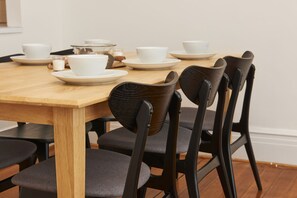 Deluxe appartement, 2 slaapkamers | Dineren op de kamer