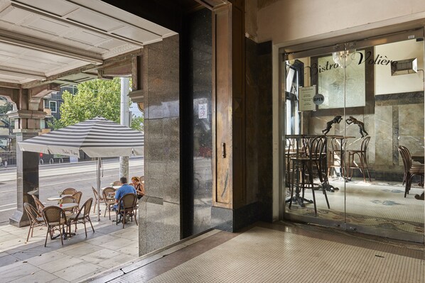 Property entrance - Uninterupted View of the City and Bay by the Beach (St Kilda)