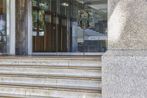 Property entrance - Uninterupted View of the City and Bay by the Beach (St Kilda)