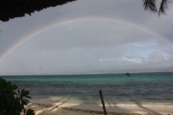 Rannalla, aurinkotuoleja, rantapyyhkeitä