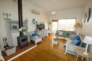 Deluxe House, 3 Bedrooms | Living area | LED TV, fireplace - Vintage cottage in the World’s Most Scenic Coastal Drives (Aireys Inlet)