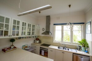 Deluxe House, 3 Bedrooms | Private kitchen | Full-size fridge, microwave, oven, stovetop - Vintage cottage in the World’s Most Scenic Coastal Drives (Aireys Inlet)