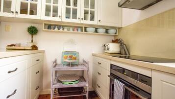 Deluxe House, 3 Bedrooms | Dapur peribadi | Peti sejuk/penyejuk beku saiz penuh, ketuhar gelombang mikro, ketuhar