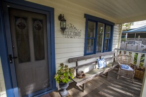 Property entrance - Vintage cottage in the World’s Most Scenic Coastal Drives (Aireys Inlet)
