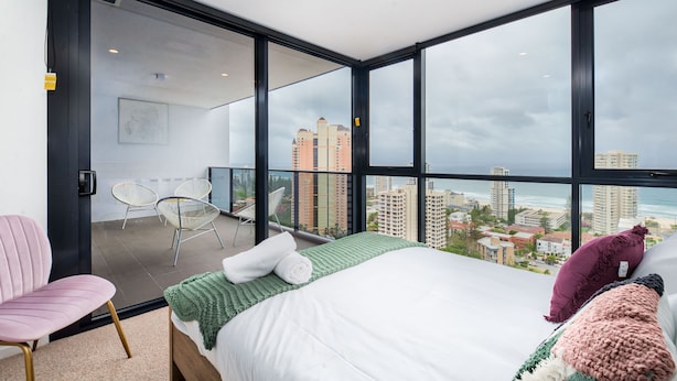 Deluxe Apartment, 3 Bedrooms, Ocean View - Resort Style Pad by the Beach (Broadbeach)