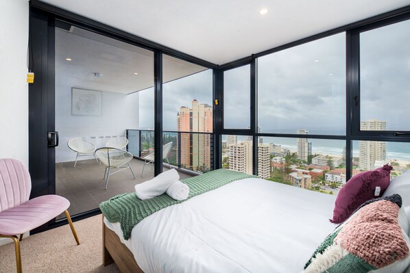 3 habitaciones, tabla de planchar con plancha y ropa de cama