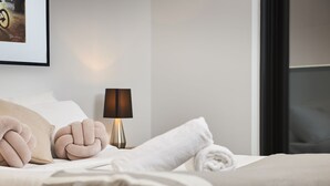 Deluxe Apartment, 2 Bedrooms | 2 bedrooms, iron/ironing board, WiFi (free), bed sheets - Modern Apartment in Urban Centre (Melbourne)