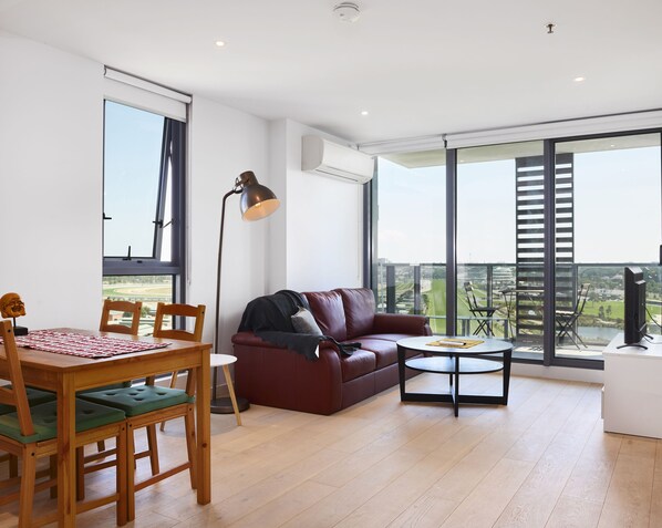 Appartement Deluxe, 2 chambres | Coin séjour | Télévision LED