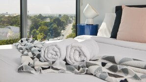 Deluxe Apartment, 2 Bedrooms - Experience Stylish Inner City Living (Flemington)
